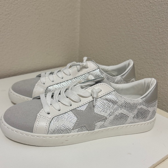 Vintage Havana Shoes - Silver and White Star Sneakers